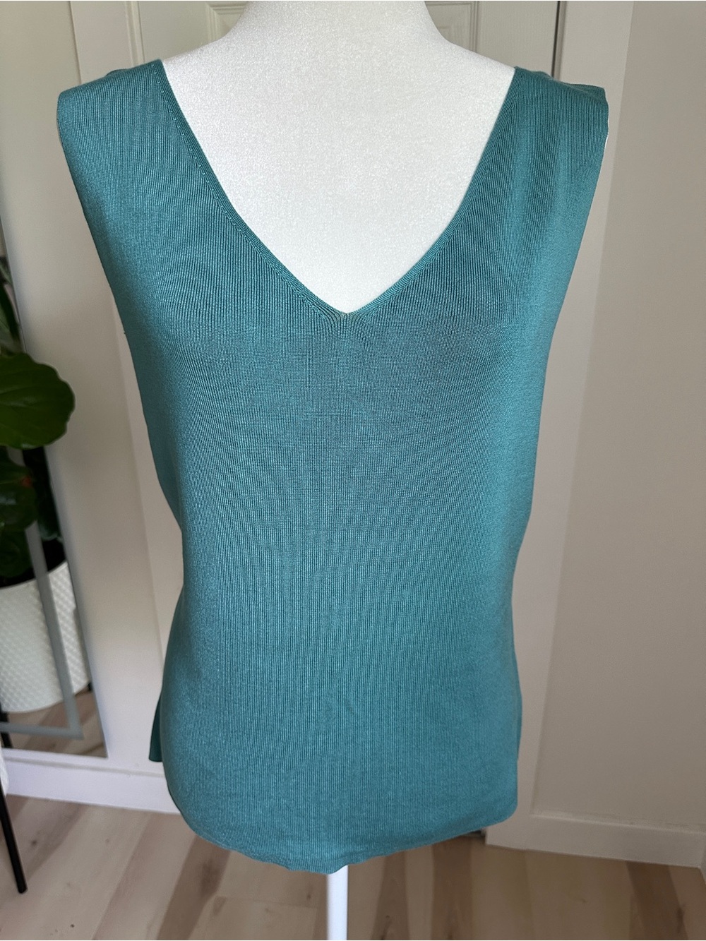 Due Per Due Silk Blend Knit V-Neck Tank Top Size L Azure Blue Ribbed Sleeveless